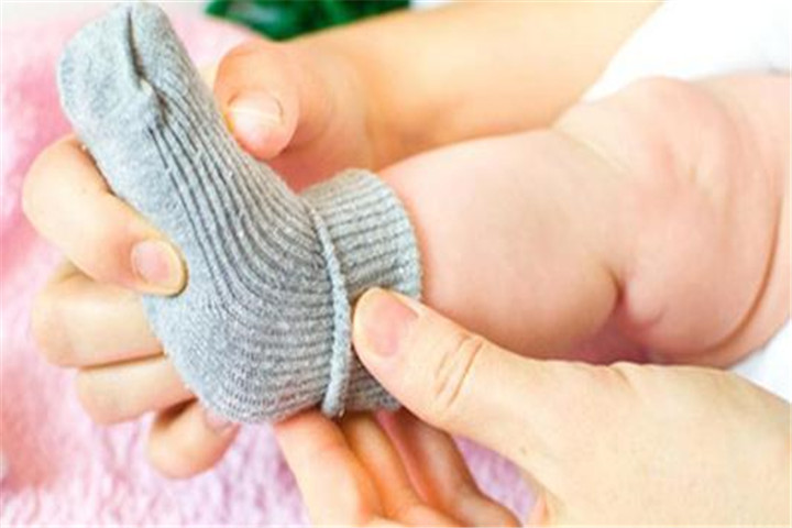 孩子为什么会脚热不爱穿袜子,孩子光脚不穿袜子好吗