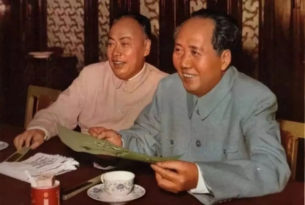 毛*东泽**接待朋友时，发现兜里只剩一根烟，随手一个动作尽显智慧