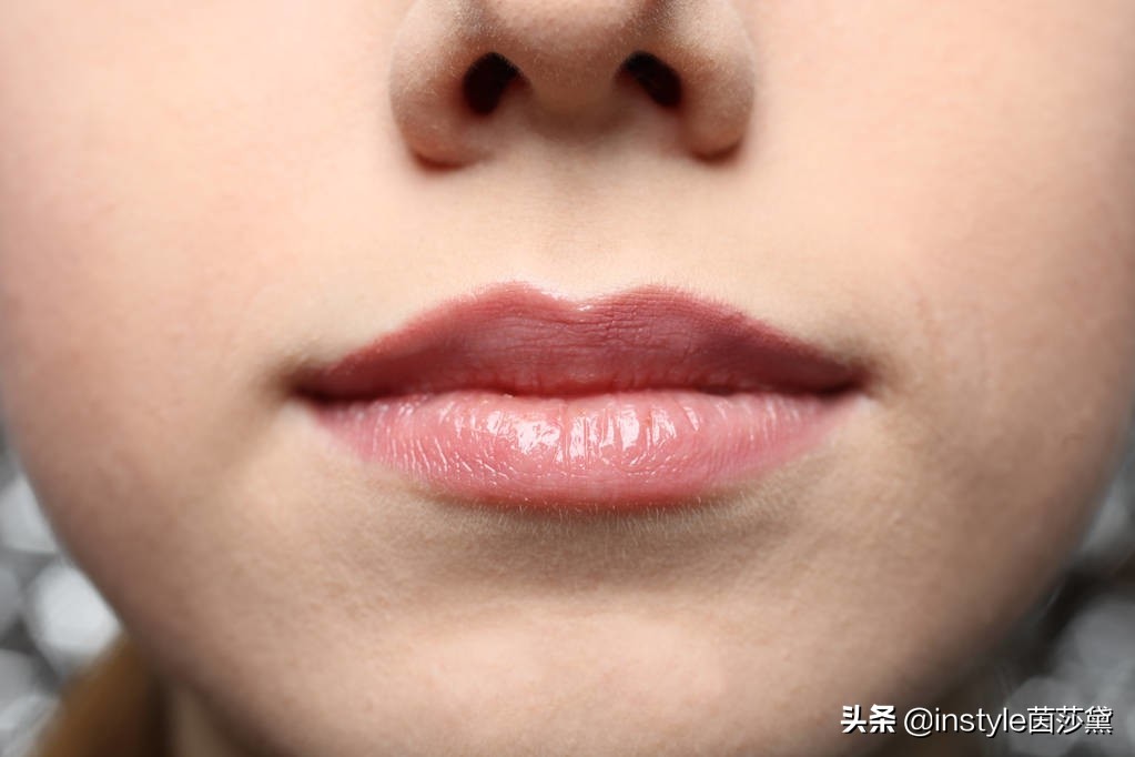 涂口红嘴巴干怎么办小妙招,涂口红怎么预防嘴巴起皮