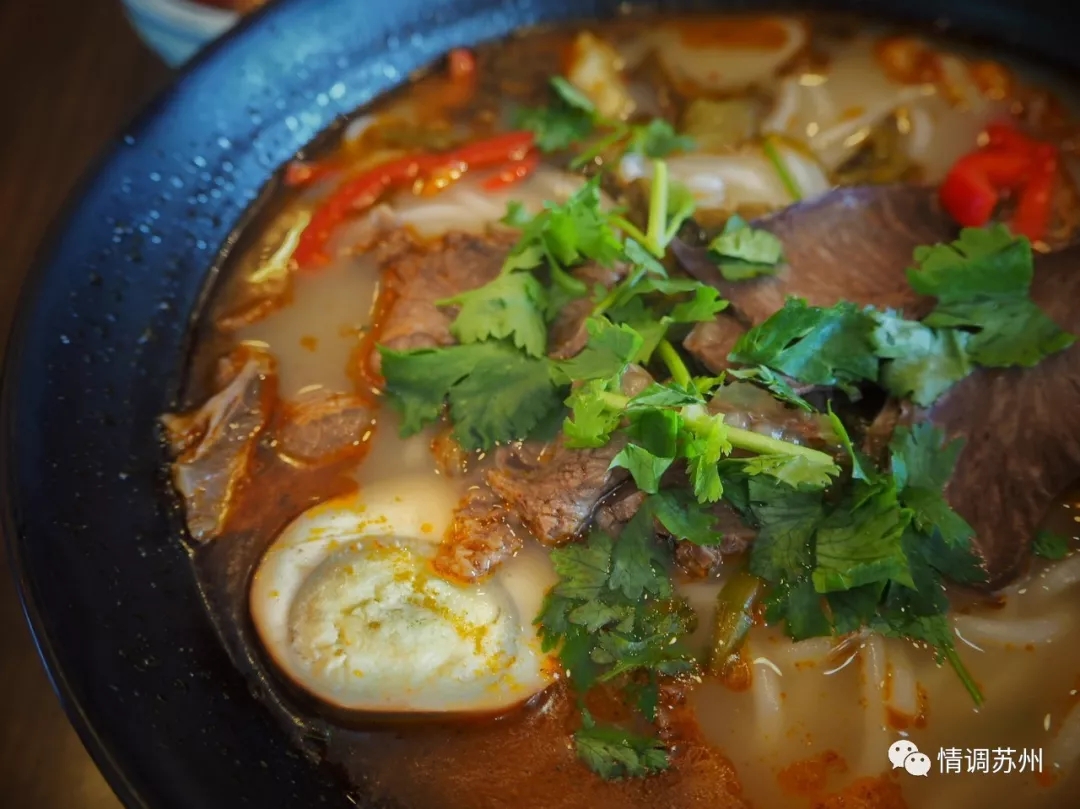 这条不足300米巷子，既有观前街的夜色迷离，也有价值连城的收藏