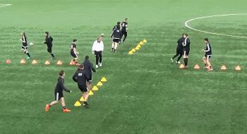 足球常识教学小视频,足球中的常见错误动作及纠正方法