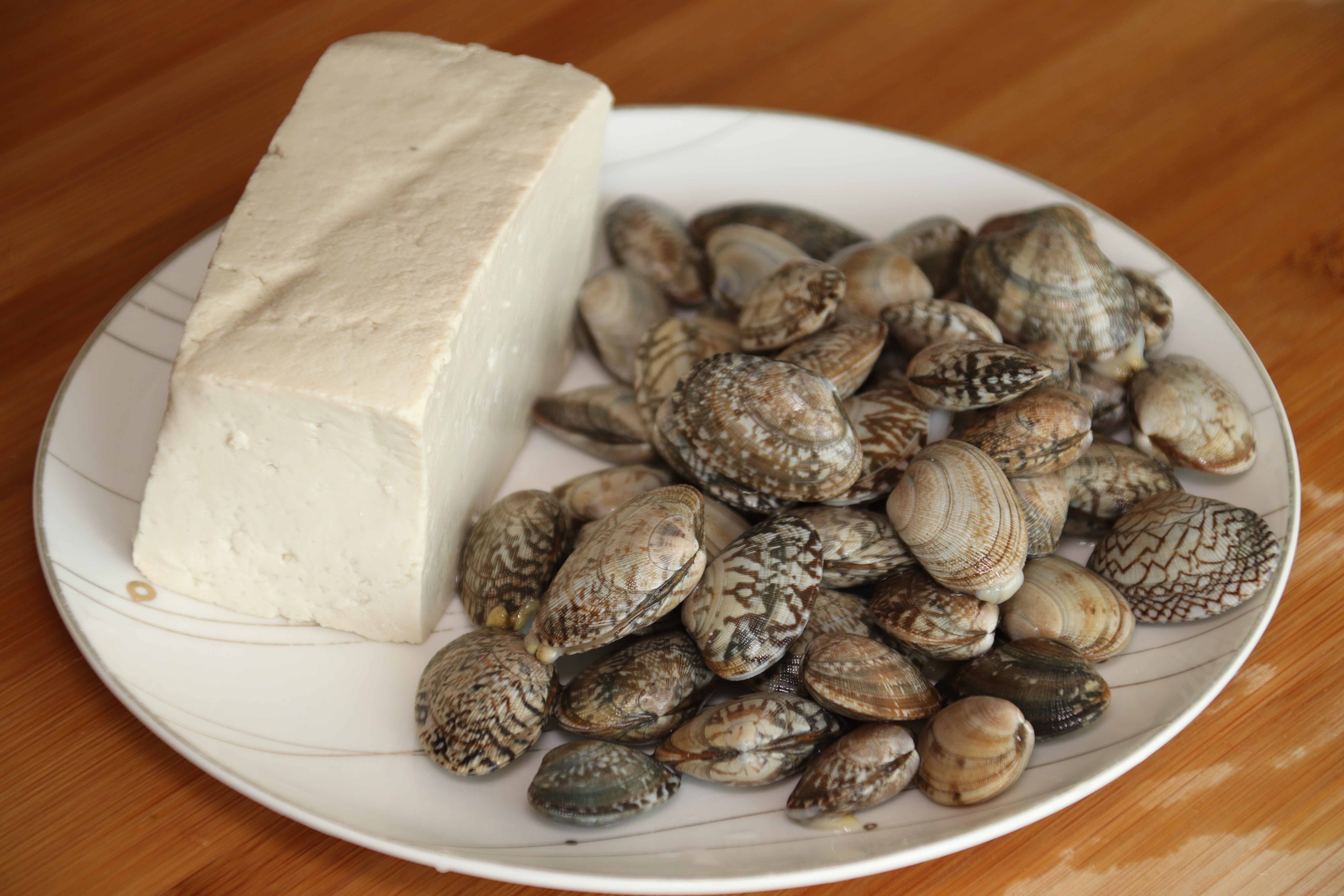 花蛤怎么洗才能把沙子全吐出来,快速让花蛤洗干净的方法