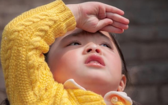 眼睛疼前面有黑点出现,眼睛前面总有黑点在飘是什么原因