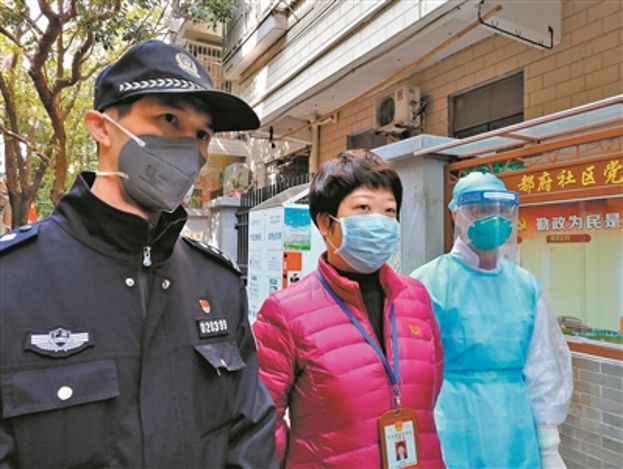 代购、买菜、测体温……4100余名“副书记”守护社区一线【各地政法要闻】