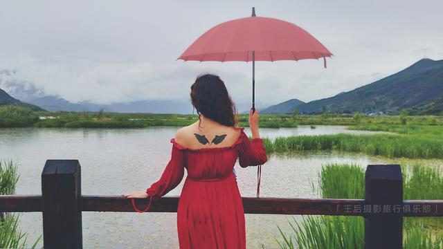 下雨拍照姿势大全不带伞,旅游打伞拍照姿势