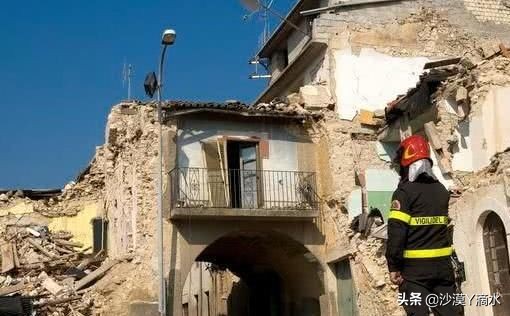 地震来临时学生在教室如何自救,地震时如何自救视频