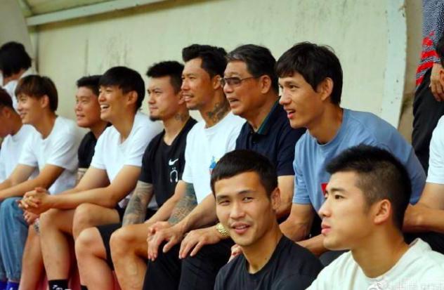 上海国脚看望徐根宝,徐根宝国脚回母校视频