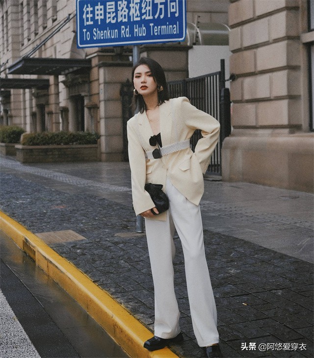 秋天米色裤子配什么鞋子,黑色裤子秋天穿的上衣怎么搭配