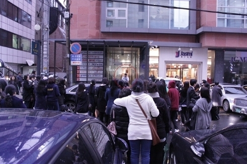 王俊凯推易烊千玺蹲着,王俊凯易烊千玺摸头