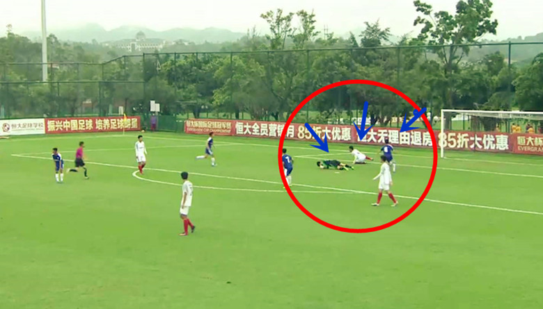 记住6号阮德英,这小子在绿茵场上公然施暴,拳打中国球员