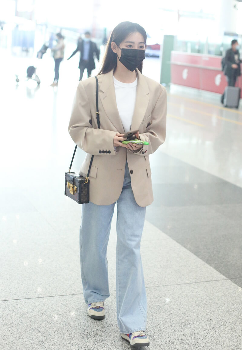 黑色休闲小西装搭配什么牛仔裤,小西装搭配什么样的裤子好看图片