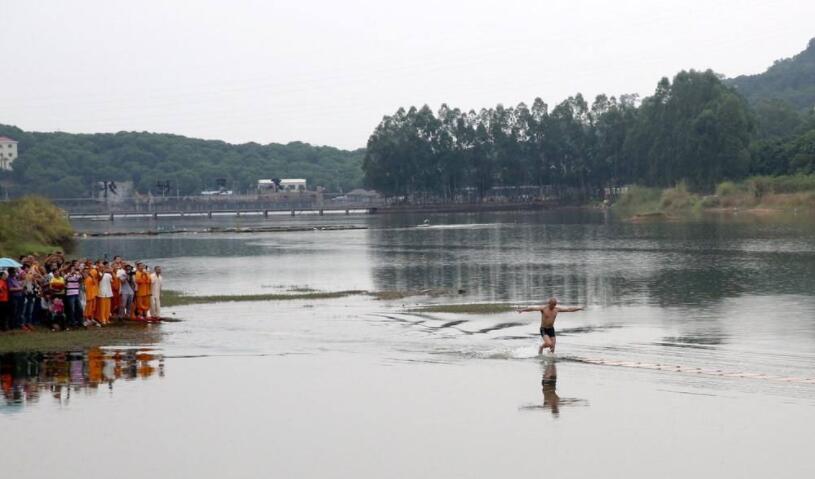 少林寺轻功水上漂大揭秘,少林武僧轻功飞檐走壁视频
