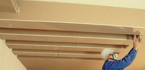 石膏板吊顶品种生态木,吊顶真的过时了这样做省钱又好看