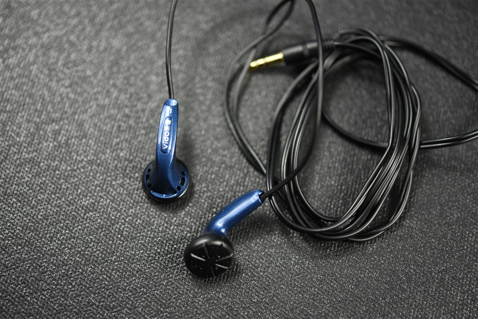 同等价位平头塞和圈铁耳机哪个好,手机直推平头塞耳机推荐