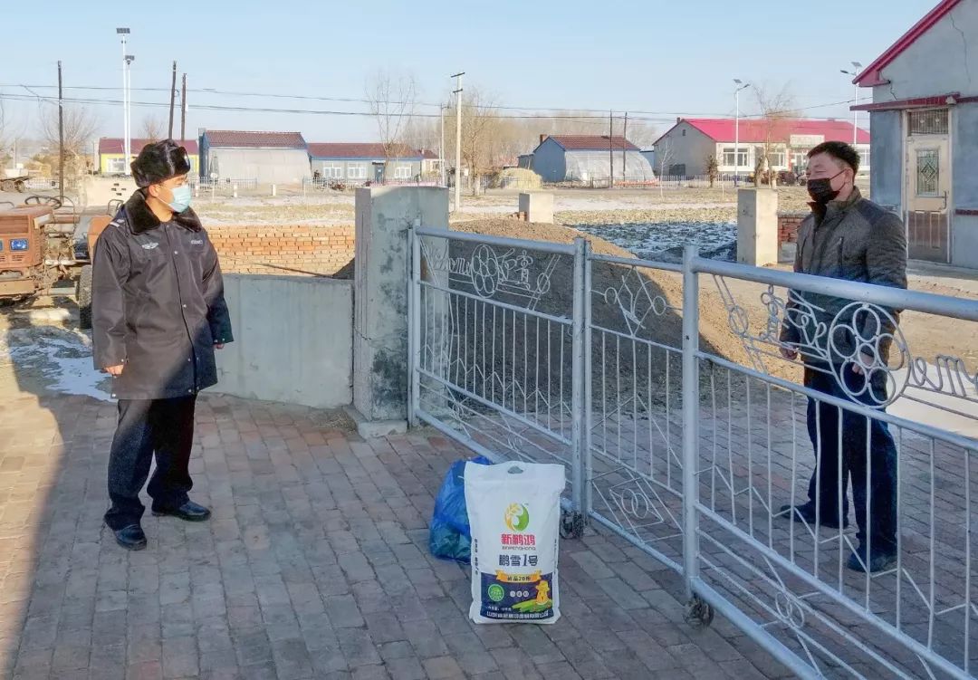 辅警变身外卖小哥接单救人,辅警变身外卖员接单救人