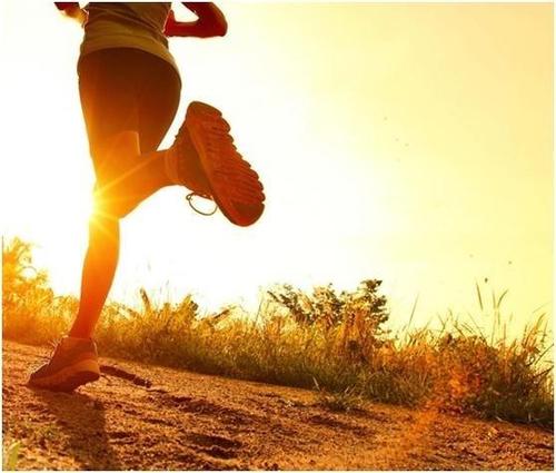 跑步穿跑步袜的好处,穿长筒跑步袜对跑步提升有帮助嘛