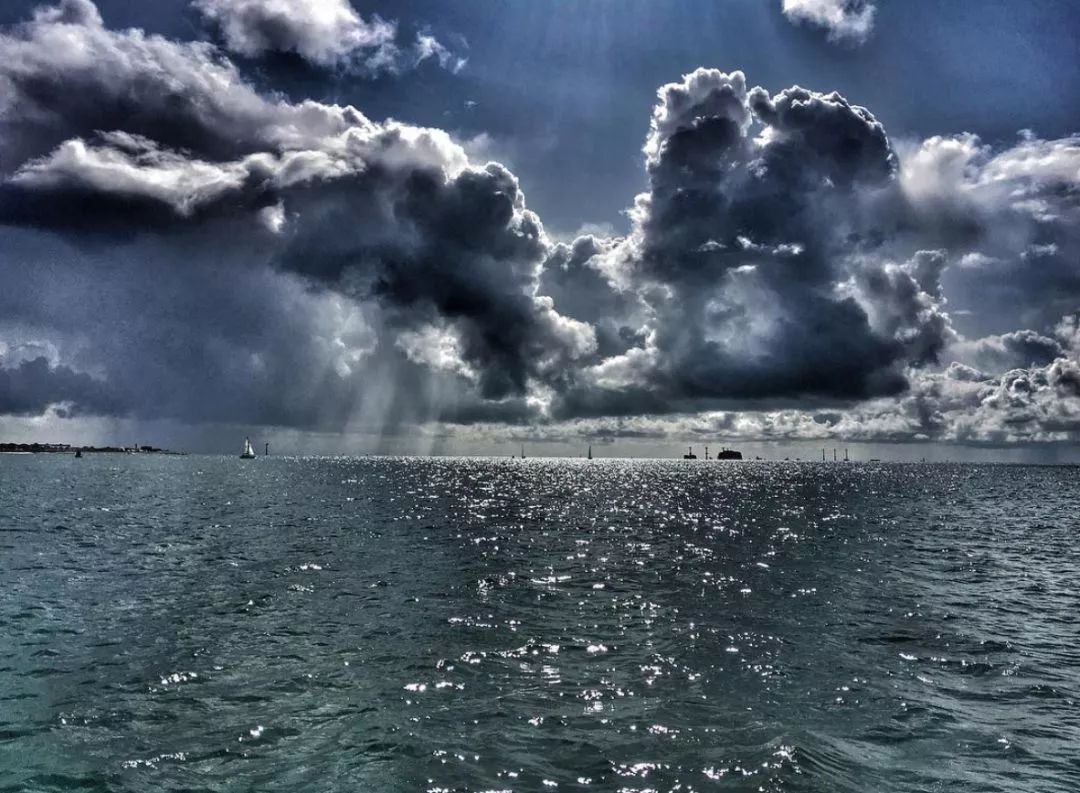 孤独的建筑物,孤独的建筑金湾