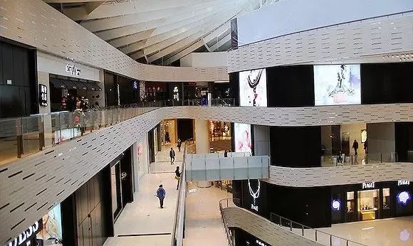 他是LV*用御**设计师，打造了五座LV旗舰店，用的竟是……