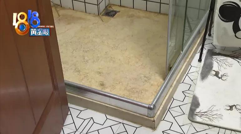 小张被浴室玻璃门割伤手，热搜第一！小伙误打误撞成了网红，刚刚记者又联系了小张