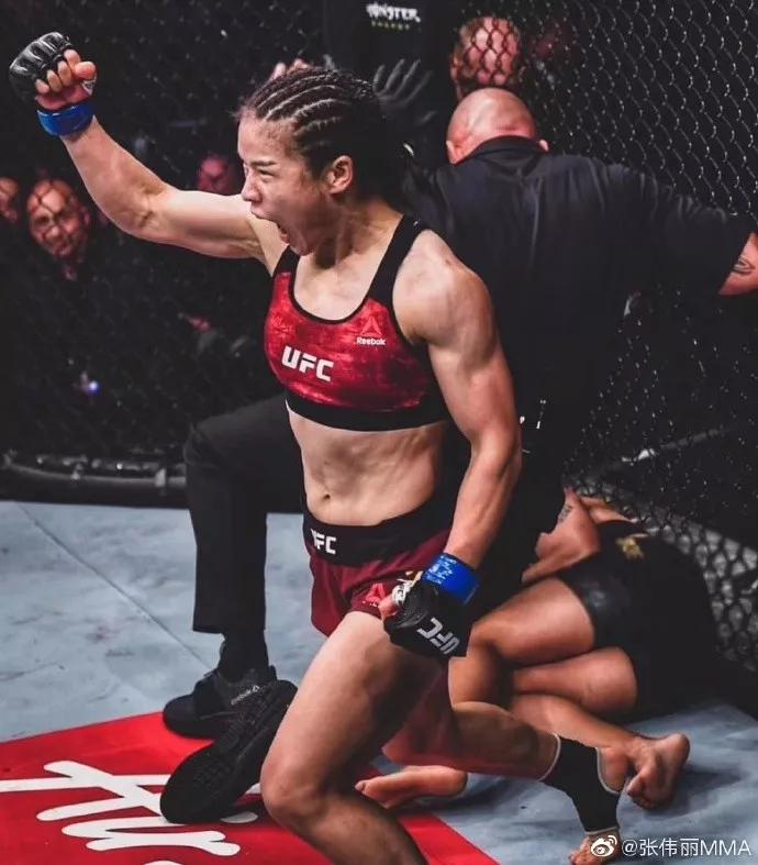 嘲讽中国疫情的外国拳手，被这个中国姑娘打成了猪头