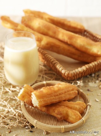 早餐油条怎么做酥脆松软完整教程,酥脆可口的油条是怎么做出来的