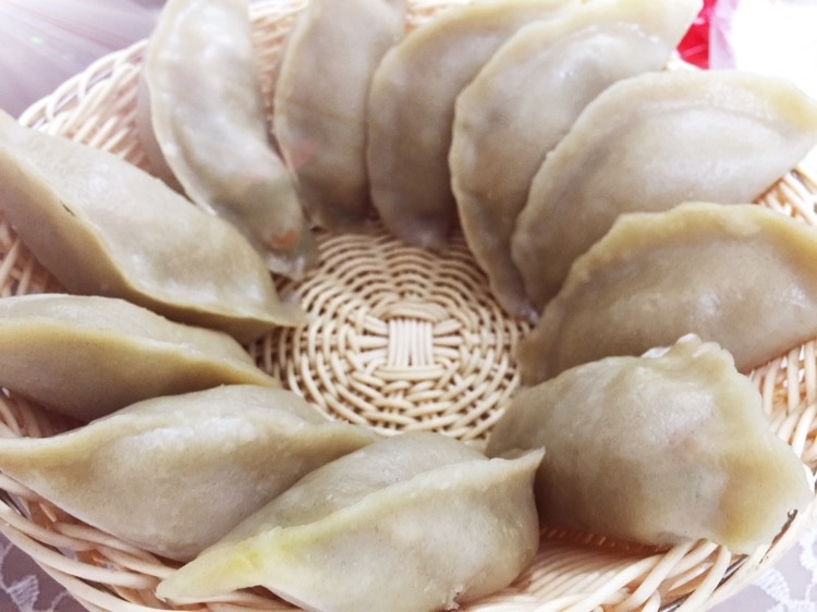 妻子拿着菜谱做饭,媳妇拿手美食