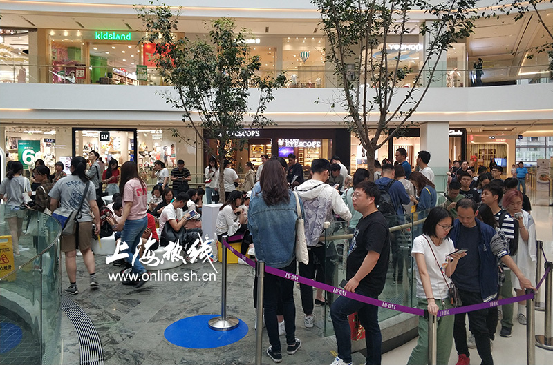 上海市民又疯狂了为了买这杯奶茶排4小时的队喜茶发来贺电