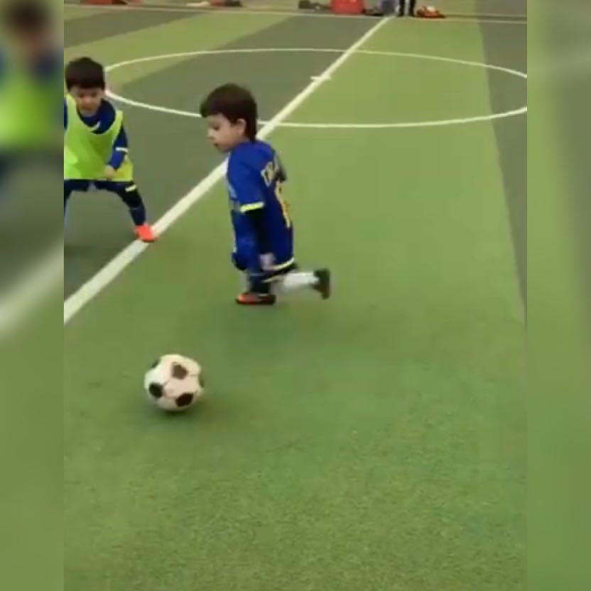 六岁足球过人,6岁中国男孩精通球星球技视频