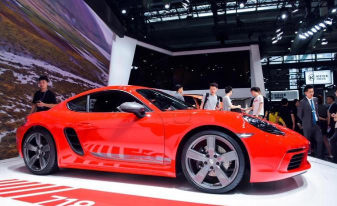 23岁女总裁提劳斯莱斯,23岁美女提车保时捷