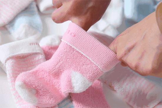 孩子死活不爱穿袜子怎么办,孩子不乐意穿袜子