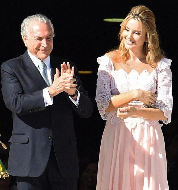 巴西总统小43岁娇妻美得窒息,巴西总统和法国老婆