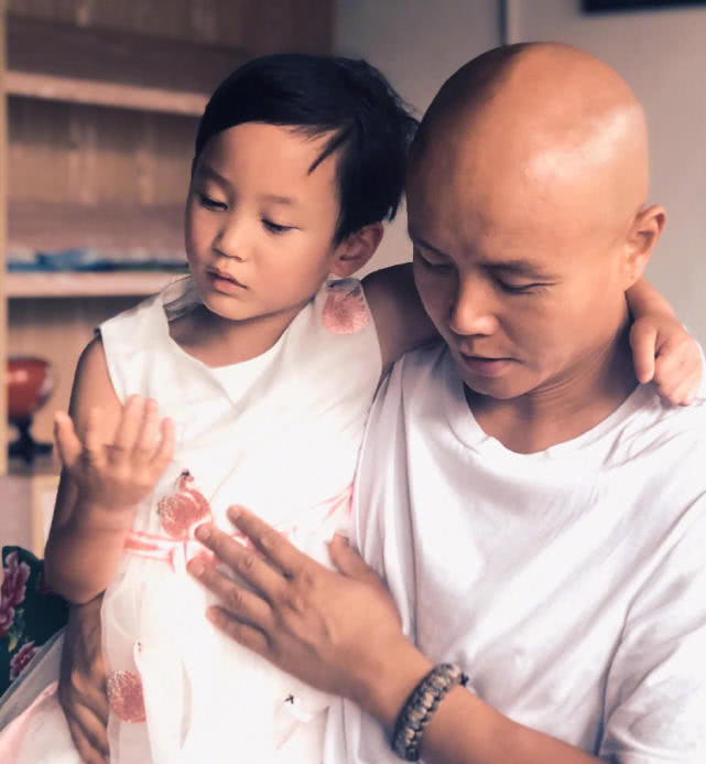 明星育儿经：乐嘉送灵儿去少林寺，张亮说不能直接亲吻女儿
