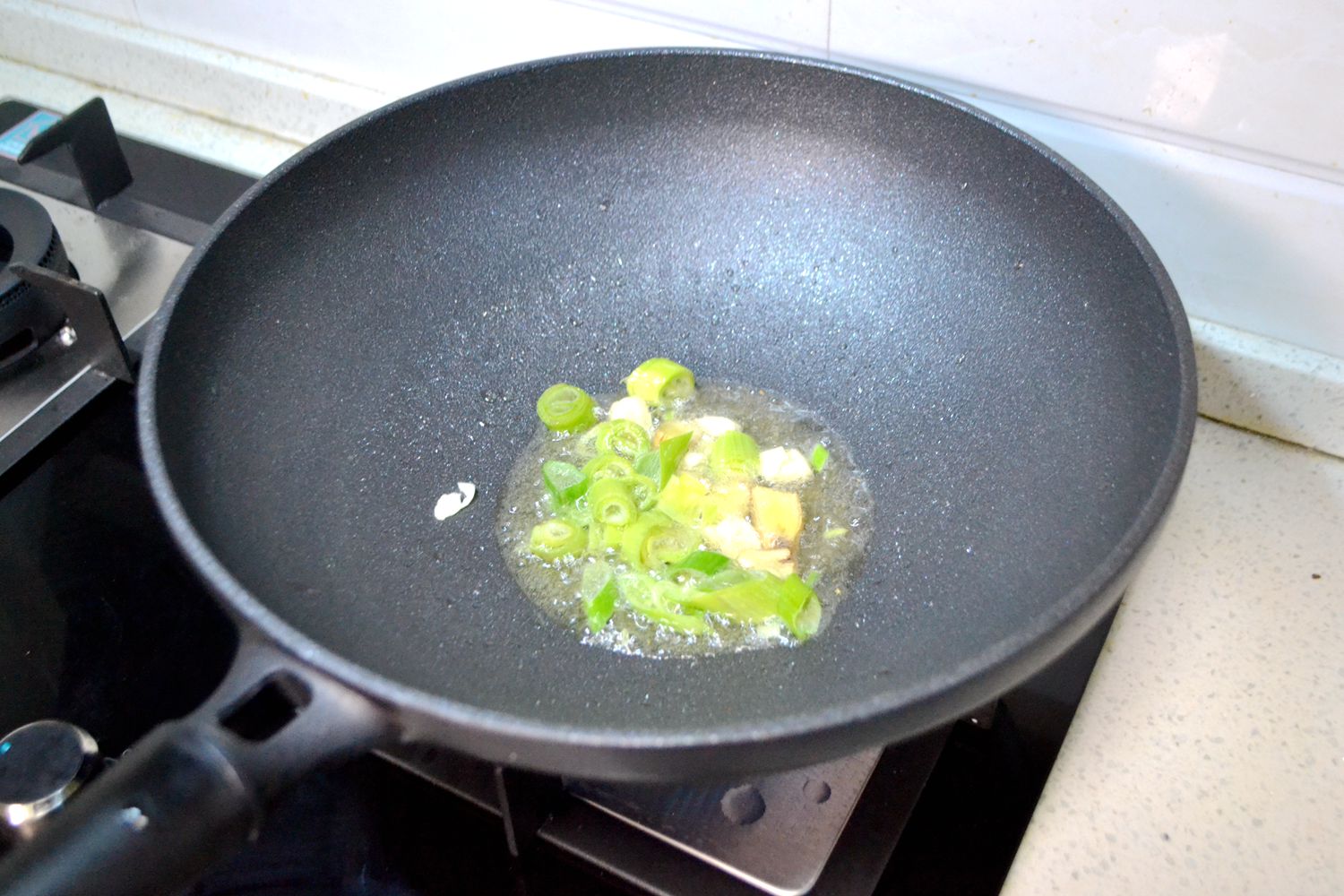 九阳不粘锅可以用铁铲吗,推荐一款不粘锅九阳