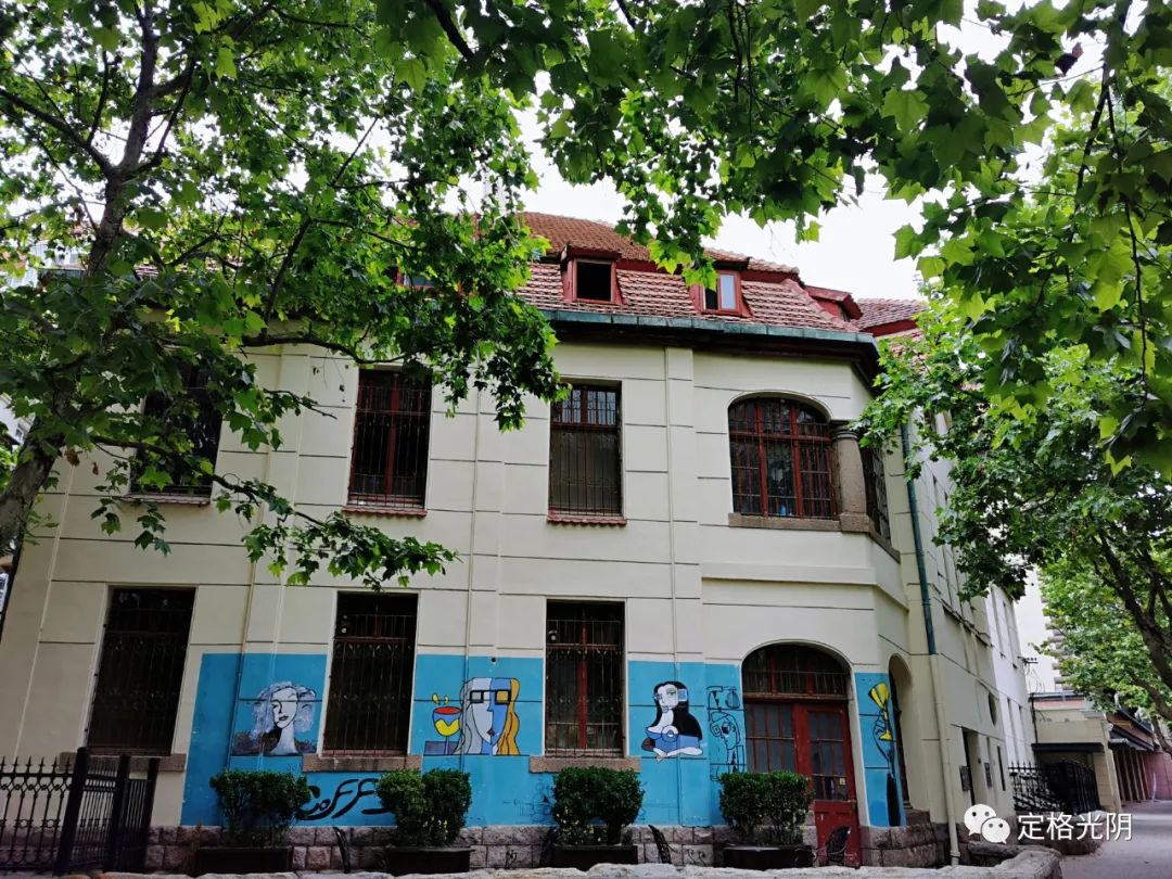 这里欧式建筑遍布，曾是青岛的“华尔街”，青岛这条老街值得一看