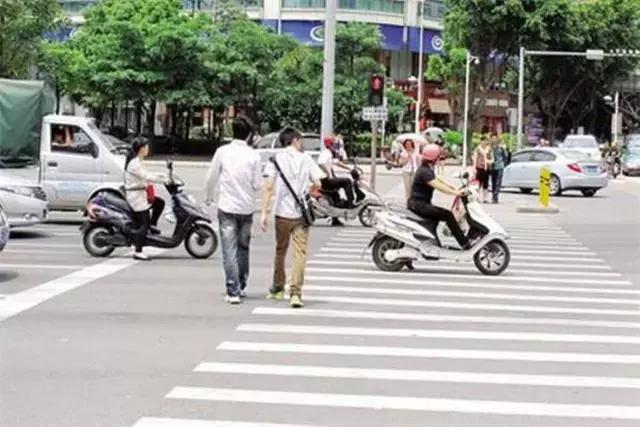 行人闯红灯被撞怎么判定责任,行人闯红灯被撞怎么分责任