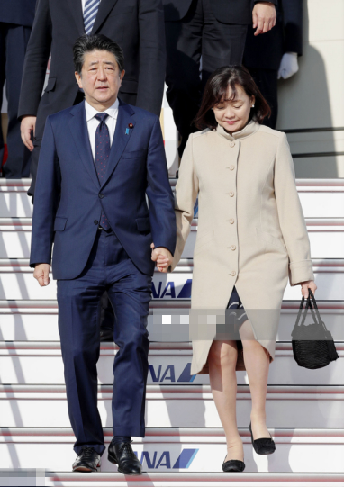 日本第一夫人也这么拼？大冬天光腿穿大衣，结束访问回东京太闪耀