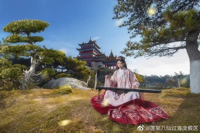 ​在蓬莱三仙山风景区美妙的取景，古风小姐姐如此惊艳堪称大片