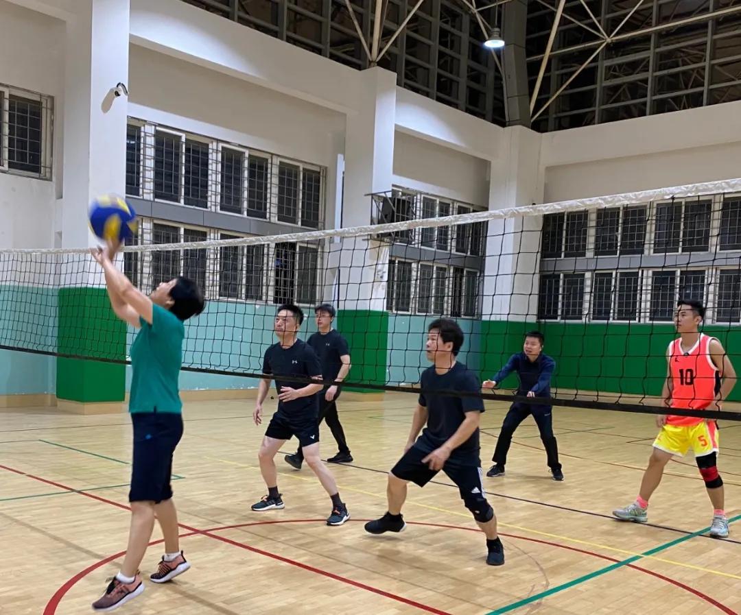 厦门六中老体协、退教协分会举行第六届退休教师趣味运动会暨气排球表演赛