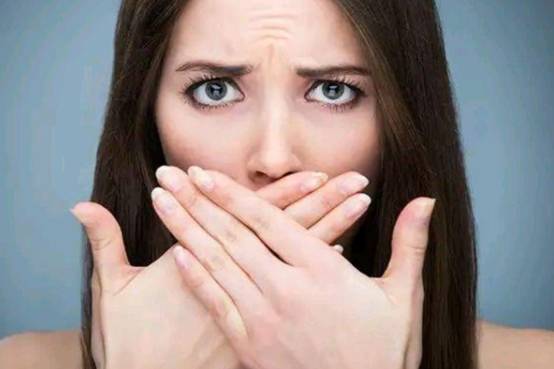 年轻人身上的异味是什么原因,女生身上有烟臭味是怎么回事