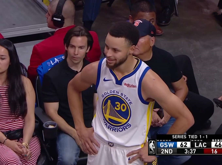 裁判对库里不公平吹罚集锦,裁判杜兰特库里驱逐手势搞笑