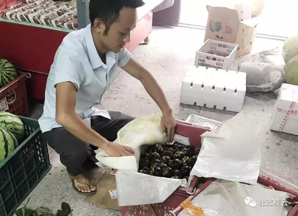 百色凌云县贫困群众有了售货专窗