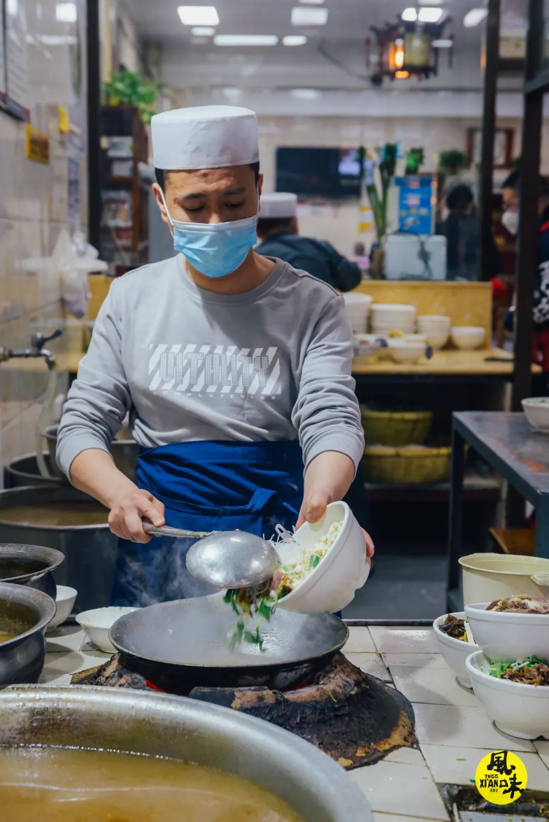 西安吃泡馍的真实视频,西安云片泡馍做法