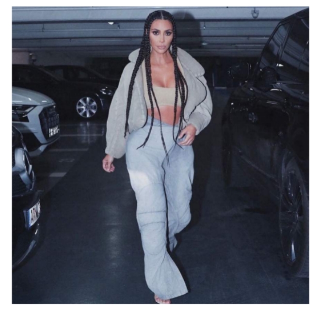 金卡戴珊带女儿看秀,金卡戴珊带着女儿