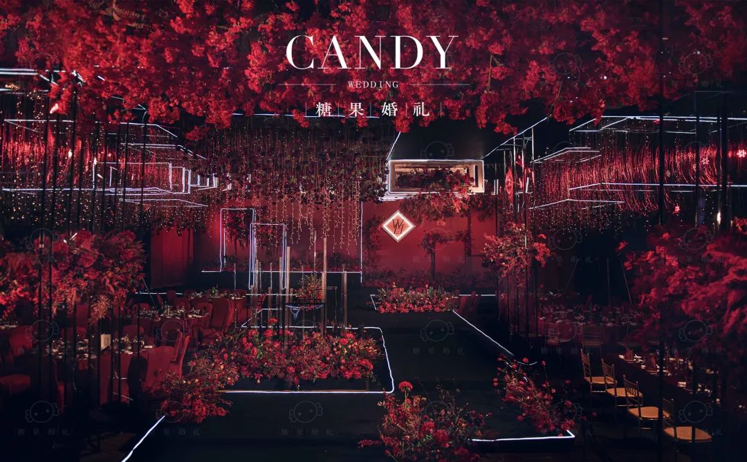 整场婚礼都是静谧深沉的红与黑在空间的碰撞,神秘而高级