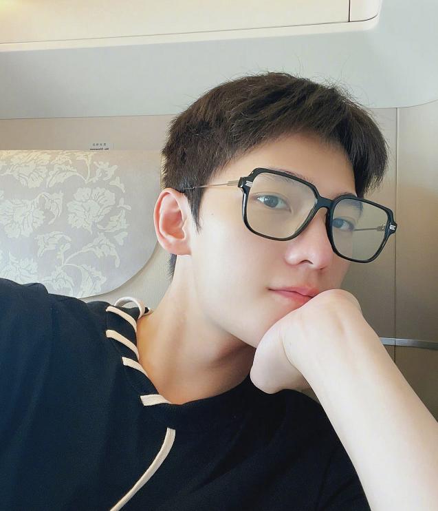 杨洋迪丽热巴庆功宴搂腰视频,杨洋迪丽热巴荣耀夫妇现场撒狗粮