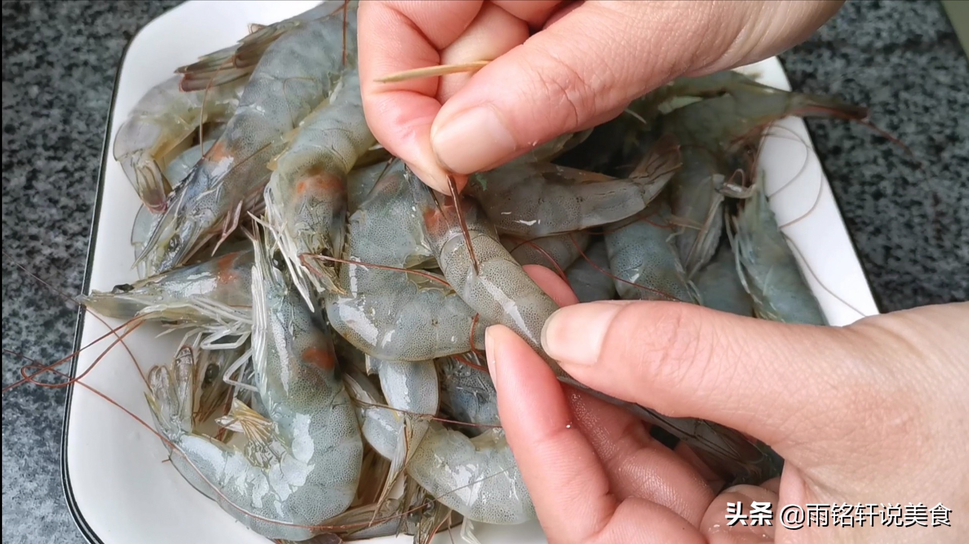 干锅虾怎么做才好吃,干锅虾怎么做的才好吃