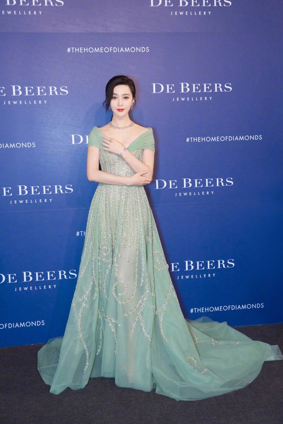 范冰冰露出真面目！宅家穿体操裤健身尽显翘臀，素颜白到发光