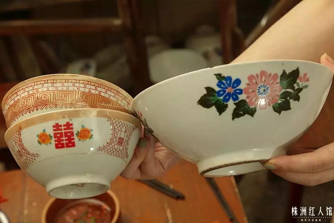 无言的年轮,嘴角的油渍,忆不尽的是陈旧时光。