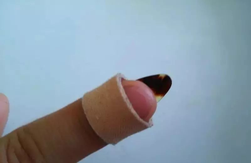 再继续这样弹琴,你的手就要“烂了”