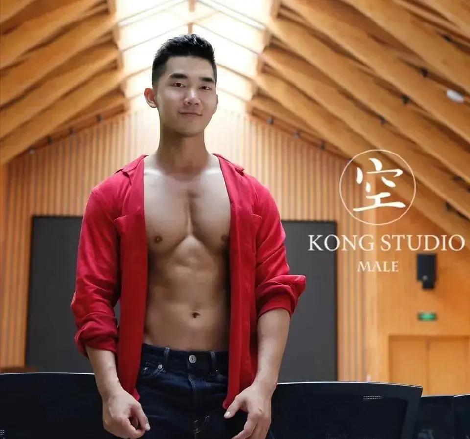 杭州小哥健身,帅哥锻炼肌肉身材特别棒